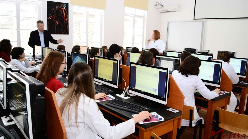 Students using 3DHISTECH's education solutions at the Victor Babes University